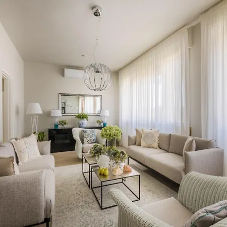 Apartamento Beachfront Coastal Elegance In *